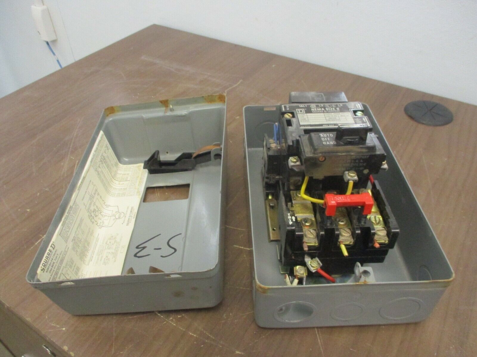 Square D Enclosed Starter 8536 SBG 2 Ser. A 120V Coil 600V Type 1 Enclosure Used