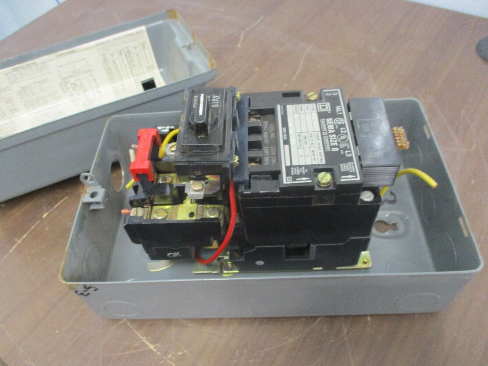 Square D Enclosed Starter 8536 SBG 2 Ser. A 120V Coil 600V Type 1 Enclosure Used