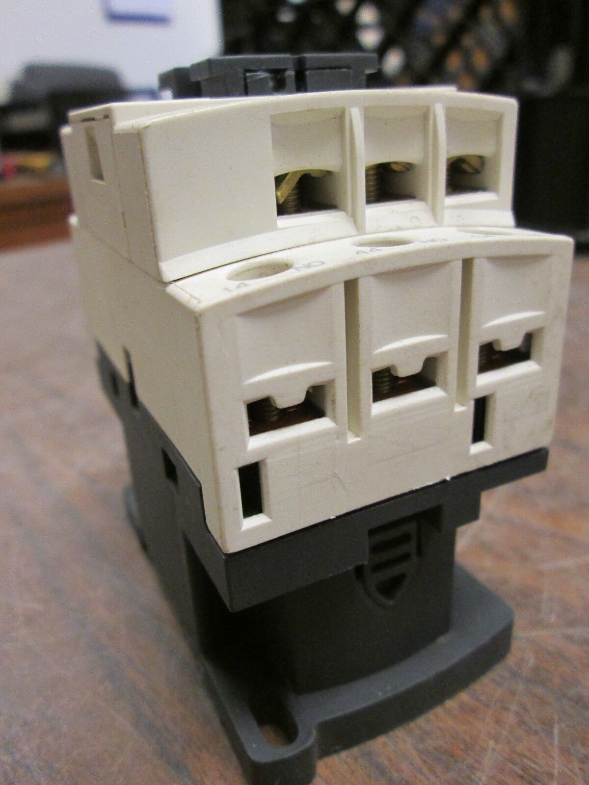Telemecanique Contactor CAD50 24V Coil 10A Used