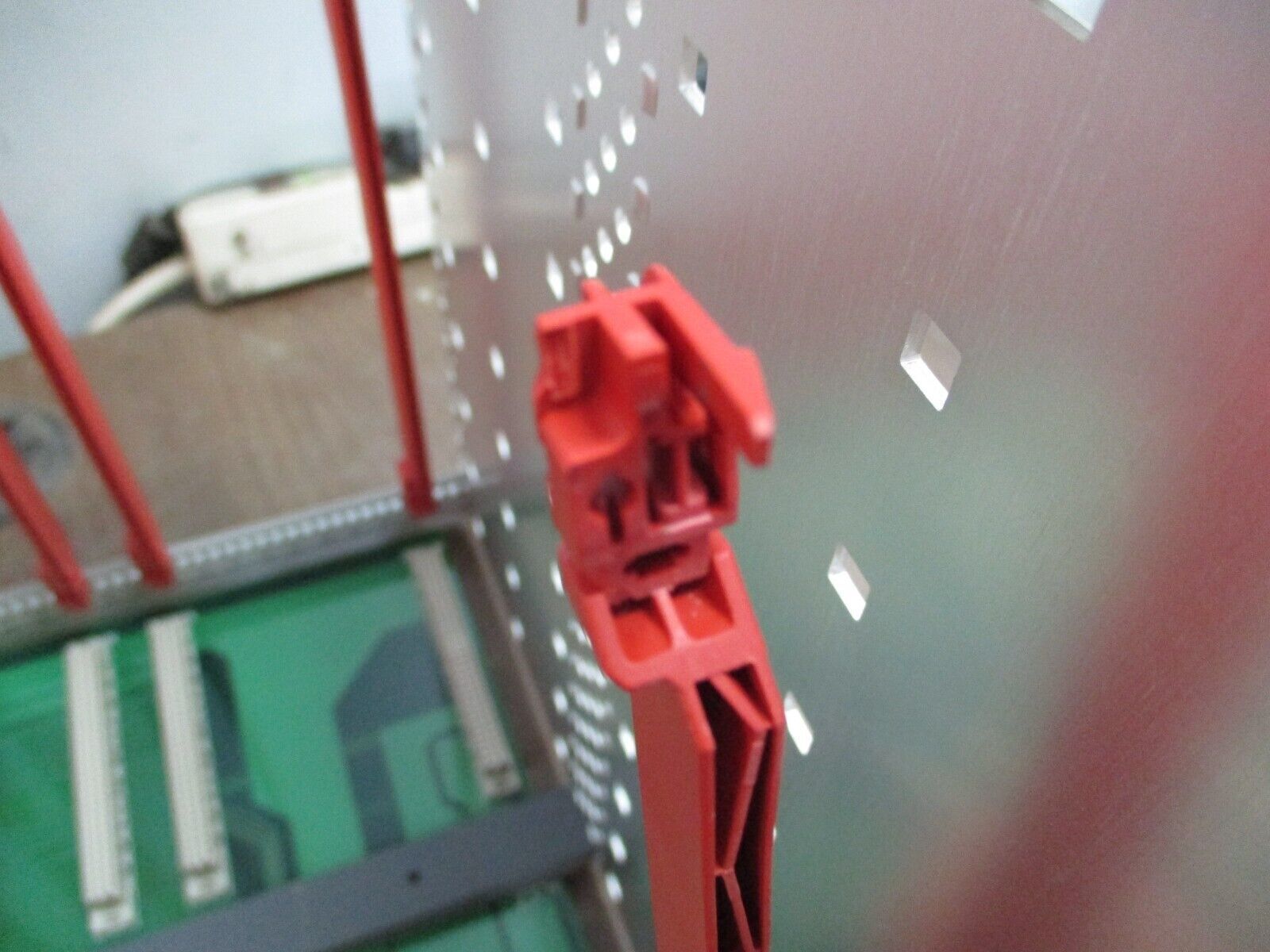 Merlin Gerin PRIZ PLC Rack 6739820 *Broken Clip* Used