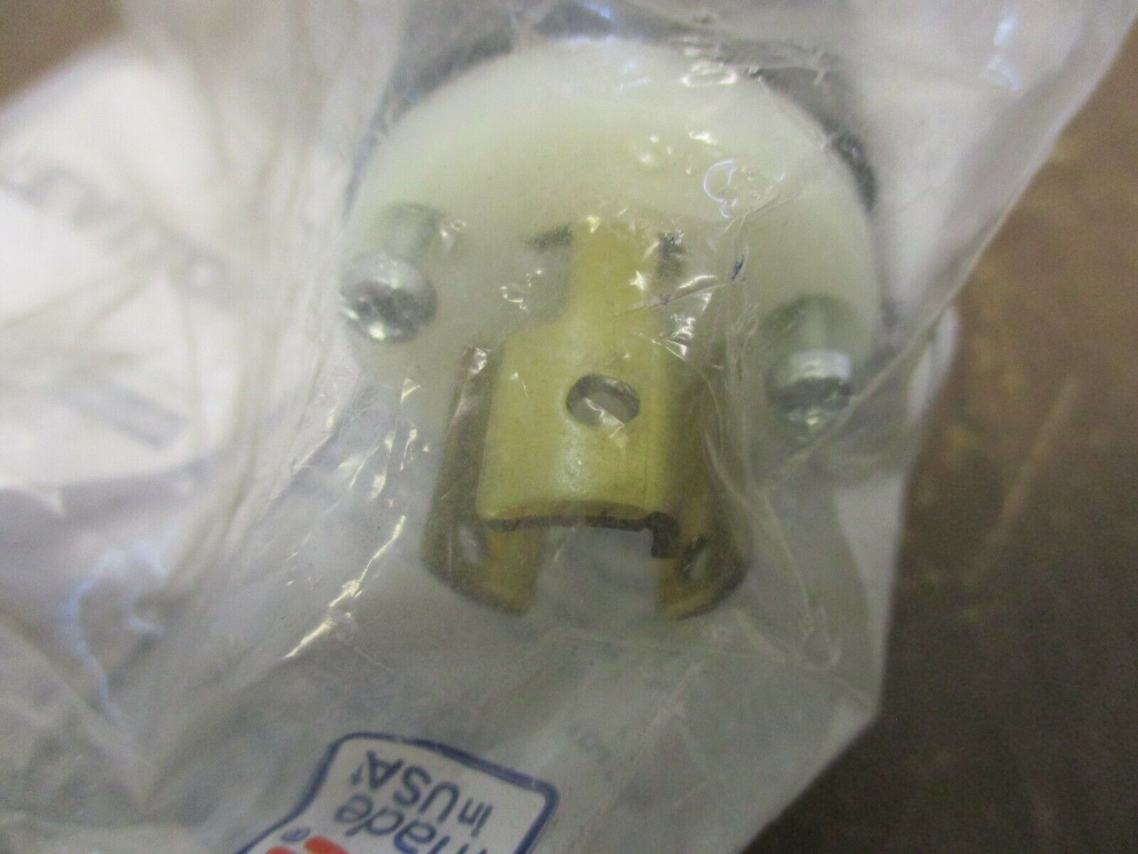 Leviton Locking Plug 061-4720-C 15A 125V 2P 3W New Surplus **Lot of 2**