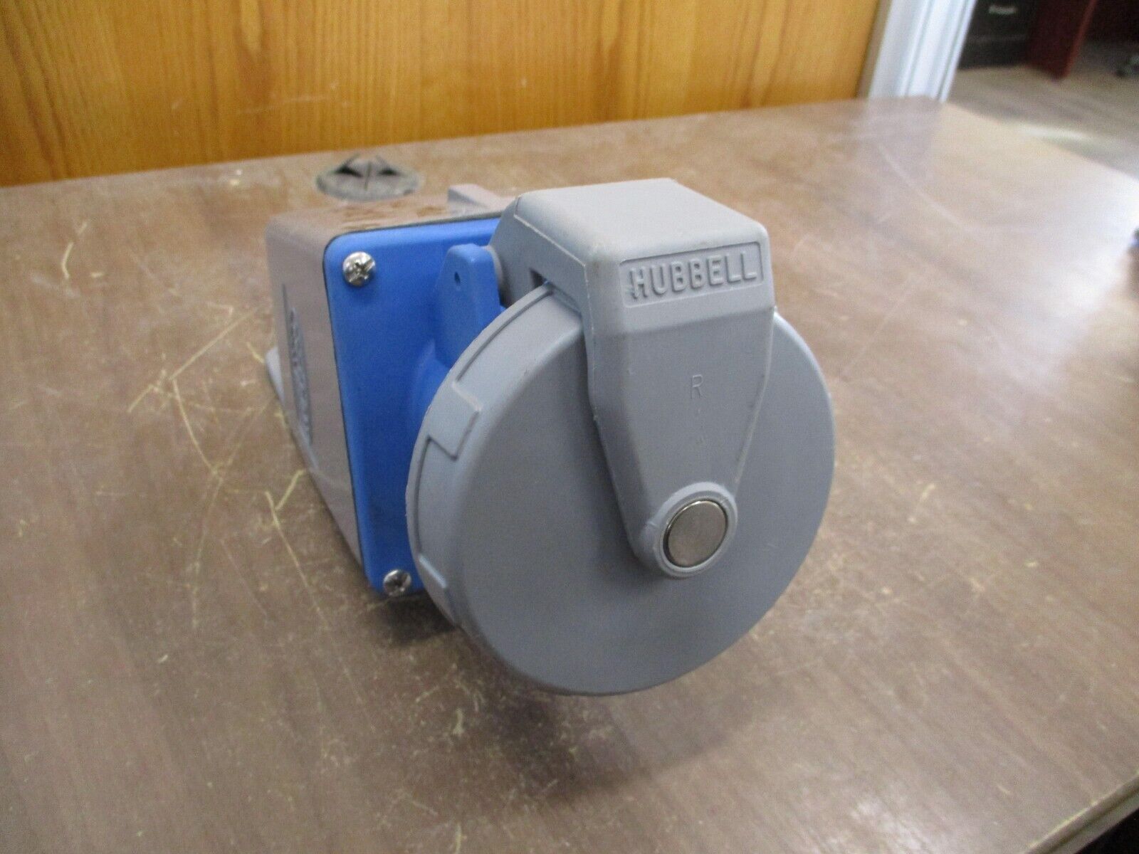 Hubbell Receptacle w/ Base 460R9W 60A 250V *Missing (1) Screws* Used
