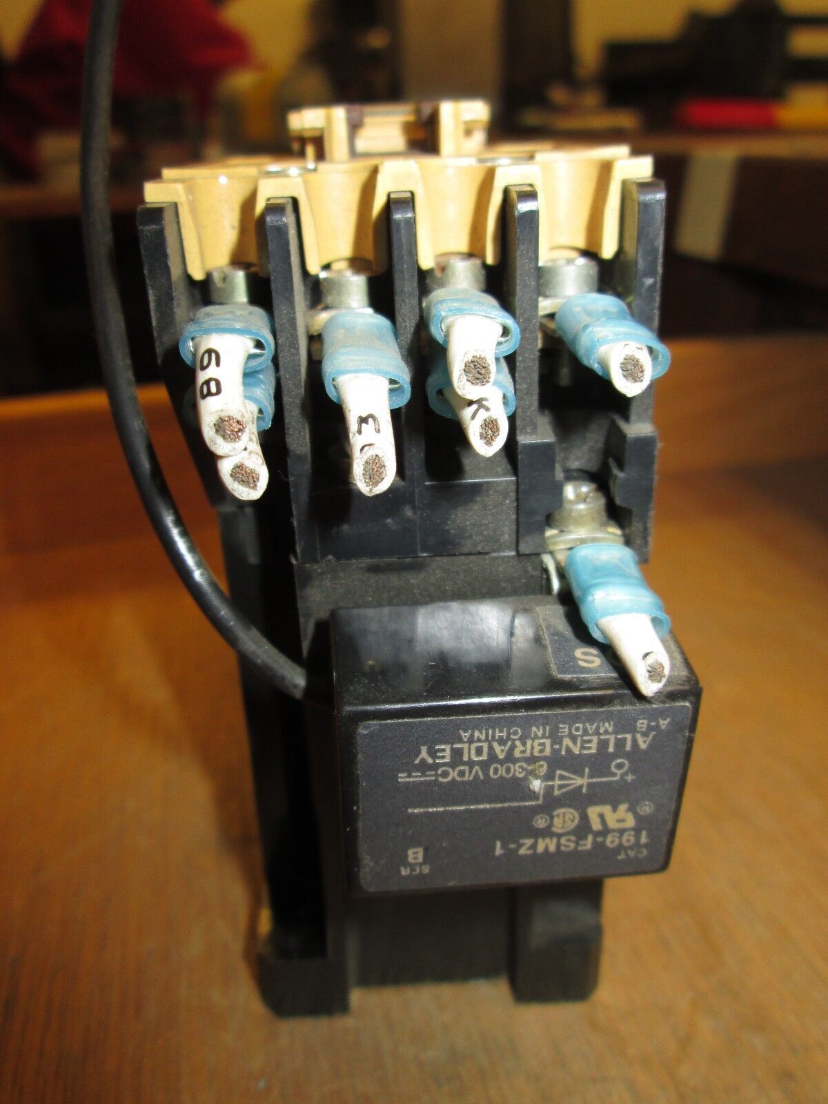 Allen-Bradley Contact 700DC-F400Z24 24VDC Coil 10A Used