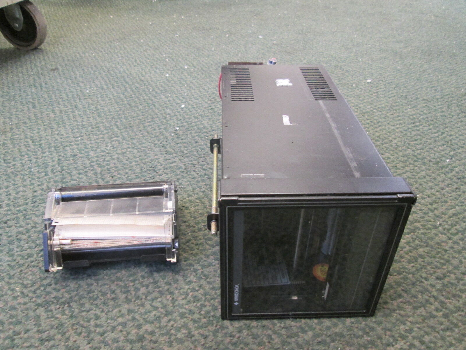 Yokogawa UR100 Recorder 4153-333-32/BU/AK-04/REM 115V 60Hz Used