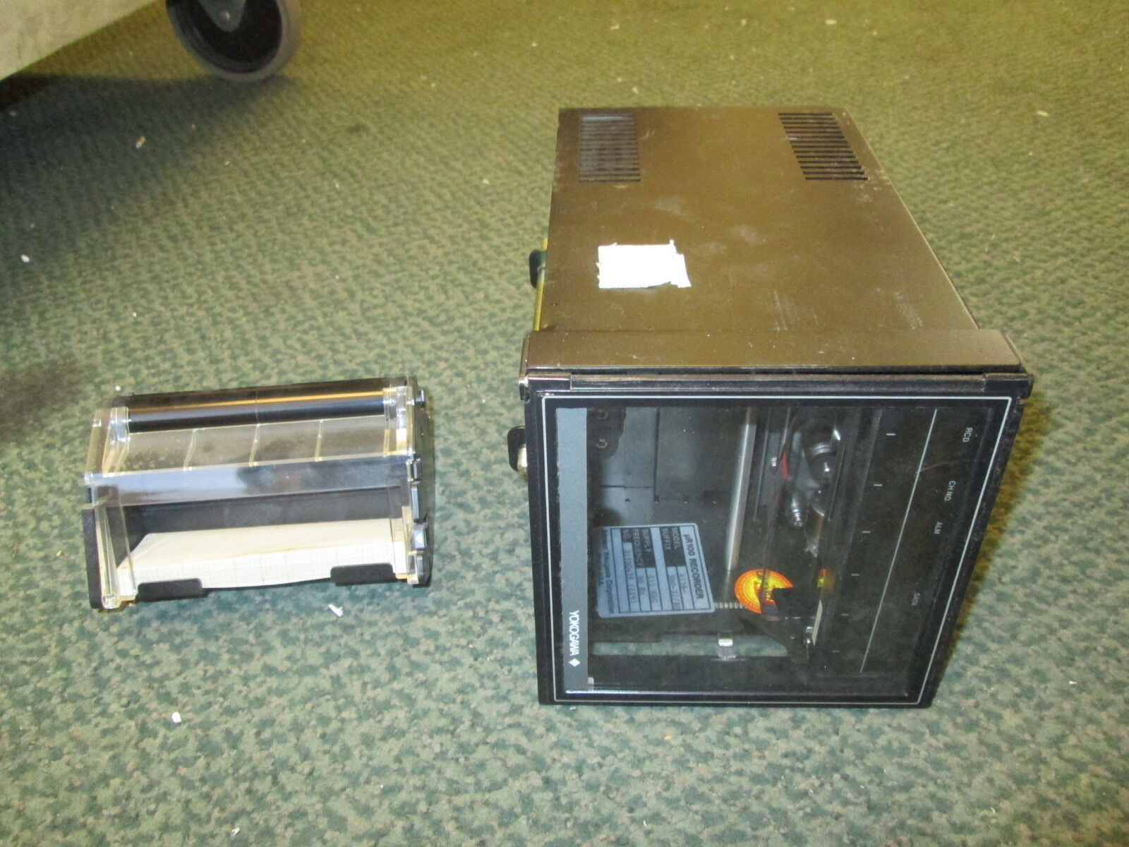 Yokogawa UR100 Recorder 4156-300-32/BU 115VAC 60Hz Used