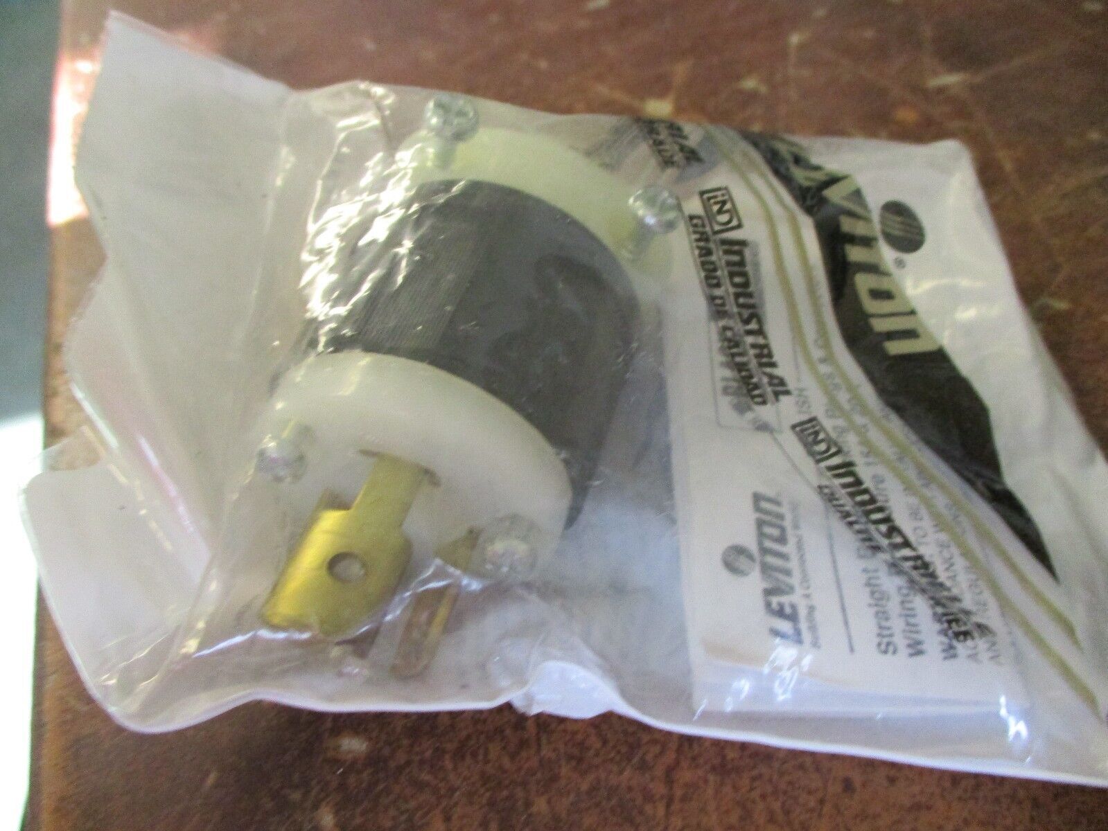 Leviton Locking Plug 4720-C 15A 125V 2P 3w "Box of 7" New Surplus