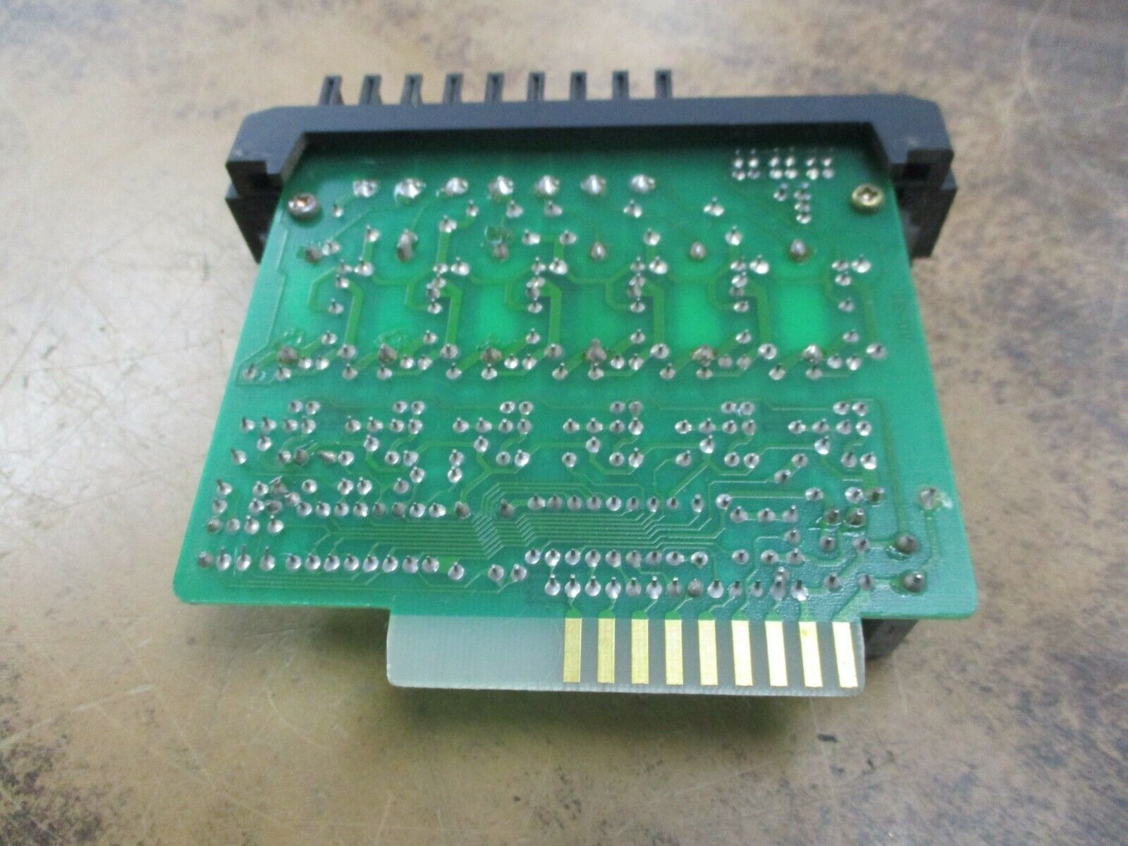 GE Fanuc Input Module IC610MDL135A 115VAC 6-Circuits *Chipped Insulator* Used