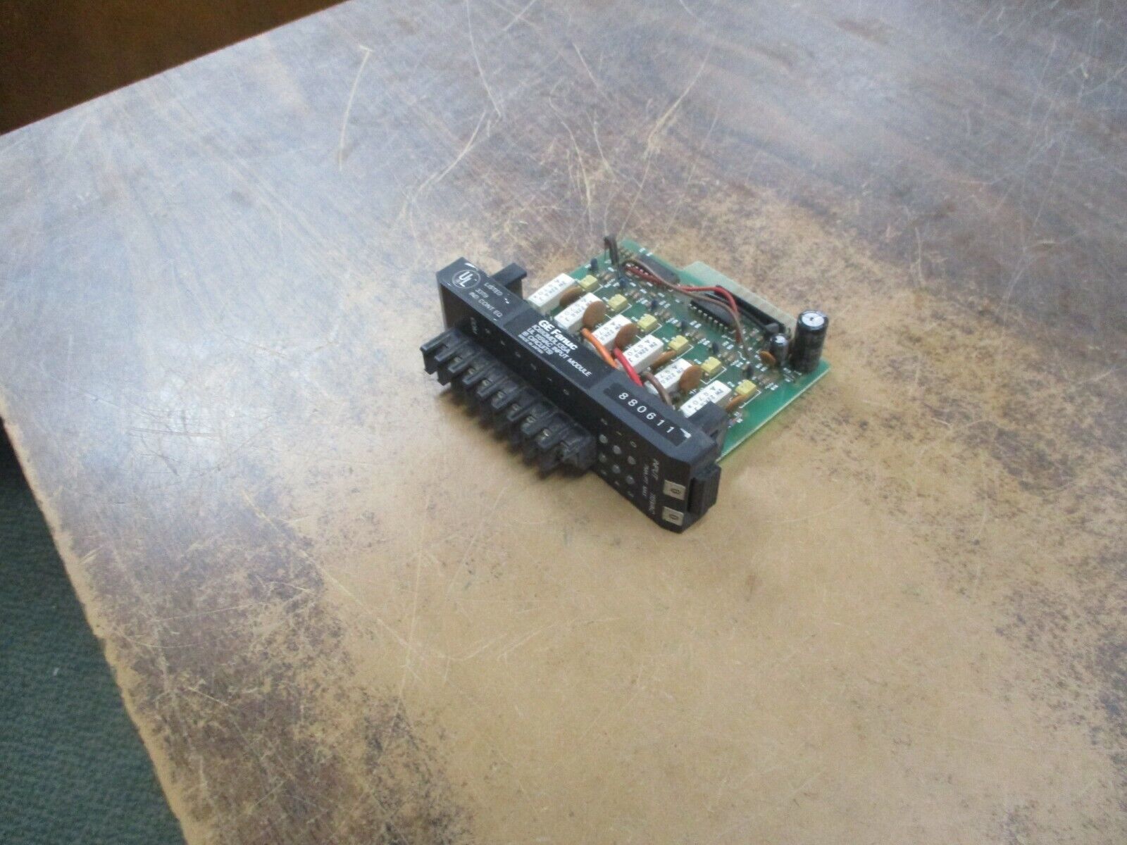 GE Fanuc Input Module IC610MDL135A 115VAC 6-Circuits *Chipped Insulator* Used