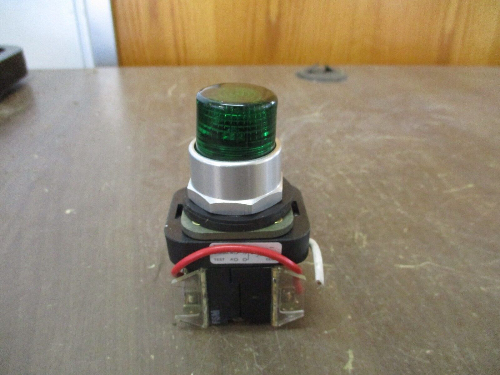 Allen-Bradley Illuminated Push Button 800T-QT10 Ser. T 120V Type 4,13 Green Used