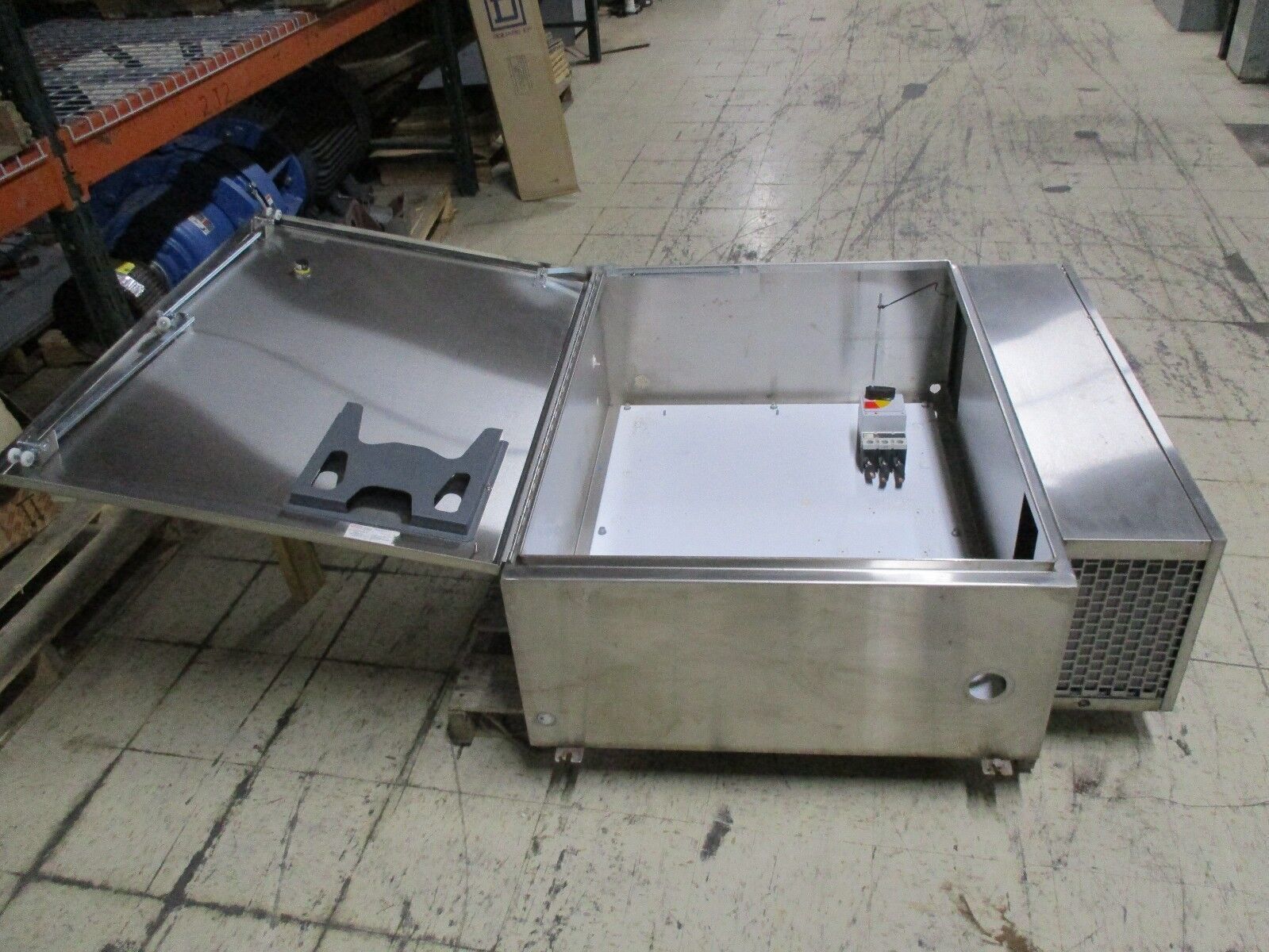 Hoffman / McLean Stainless Steel Enclosure w/ Air Conditioner A48H3616SSGLP3PT