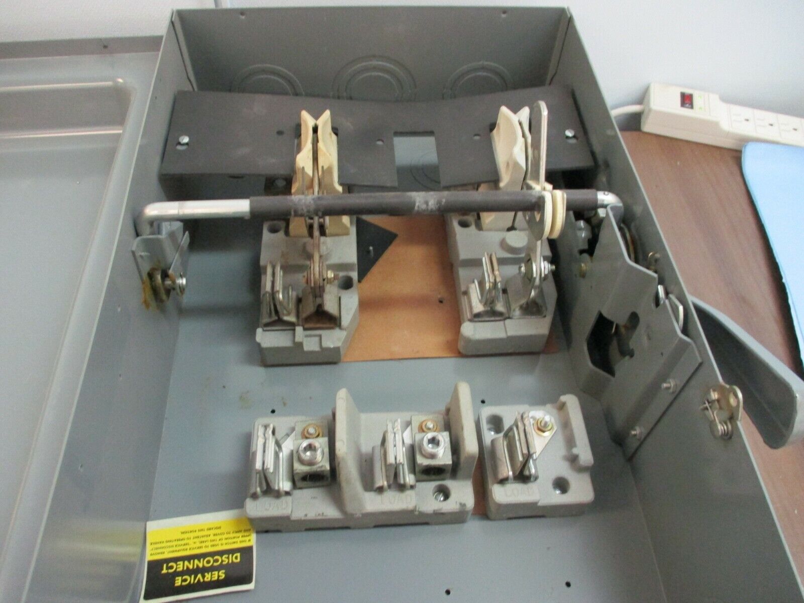 Cutler-Hammer Fusible Safety Switch/Disconnect DH324N 200A 240V Used