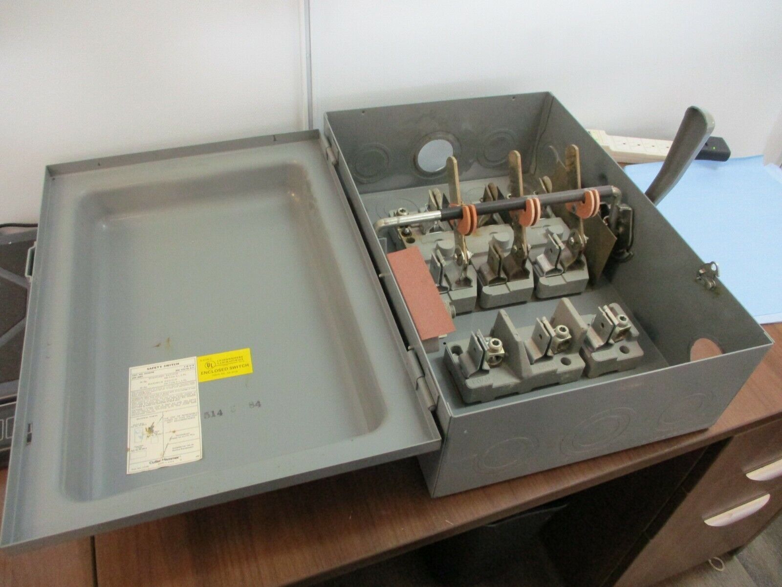 Cutler-Hammer Fusible Safety Switch/Disconnect DG324N 200A 240V Used