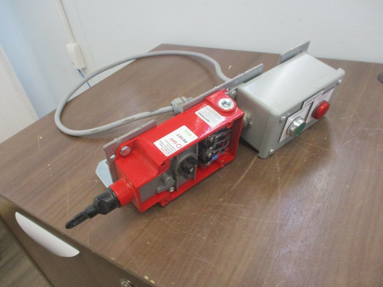 Honeywell Micro Switch Cable-Pull Switch 1CPSA2-F03 w/ Mounting Plate *No Front*