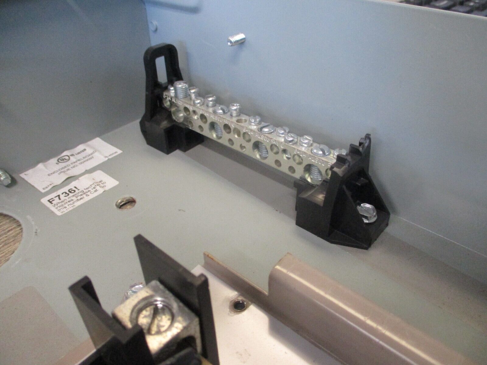 Eaton 3R Load Center CH8L125RP Ser. B 125 A 120/240V 8-Space Used.