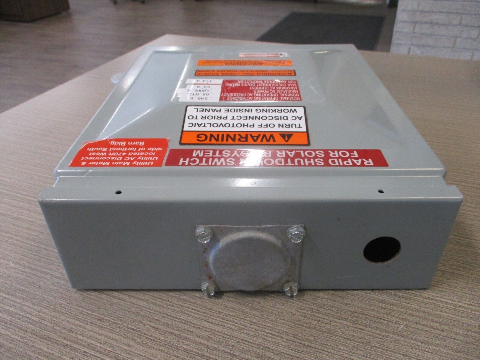 Eaton 3R Load Center CH8L125RP Ser. B 125 A 120/240V 8-Space Used.