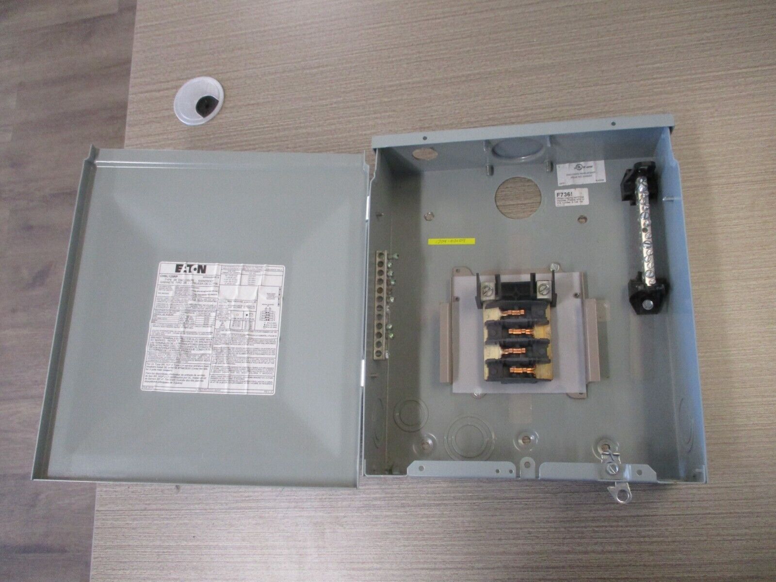 Eaton 3R Load Center CH8L125RP Ser. B 125 A 120/240V 8-Space Used.