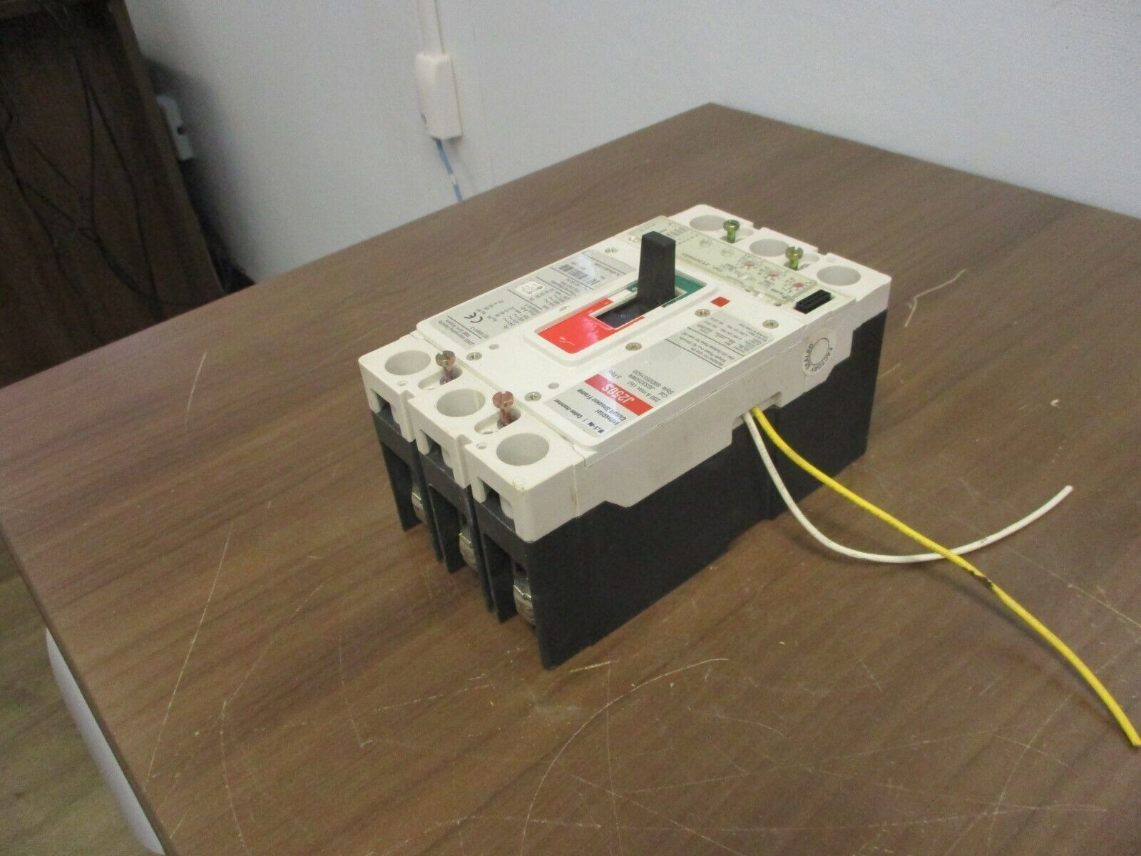 Eaton J250S Circuit Breaker JGS3250NN 250A 600V 3P Used