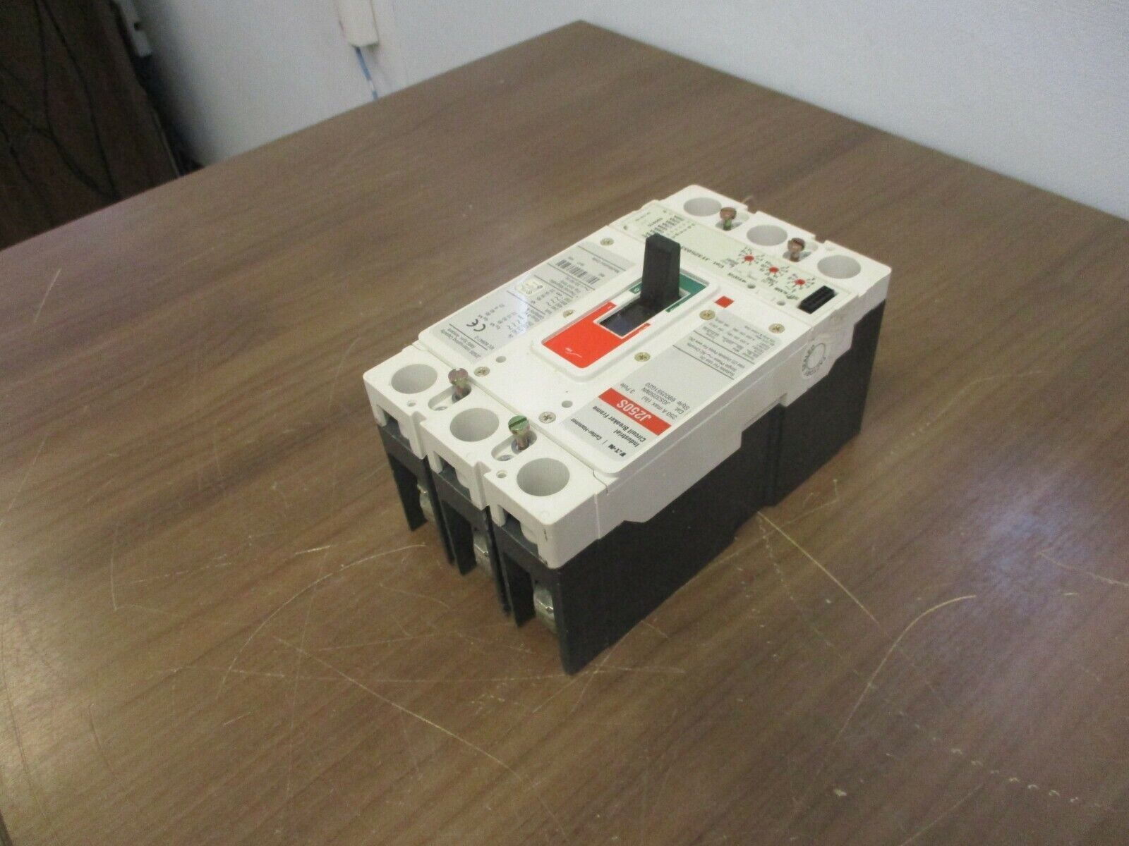 Eaton J250S Circuit Breaker JGS3250NN 250A 600V 3P Missing Cover/Some Shelf Wear