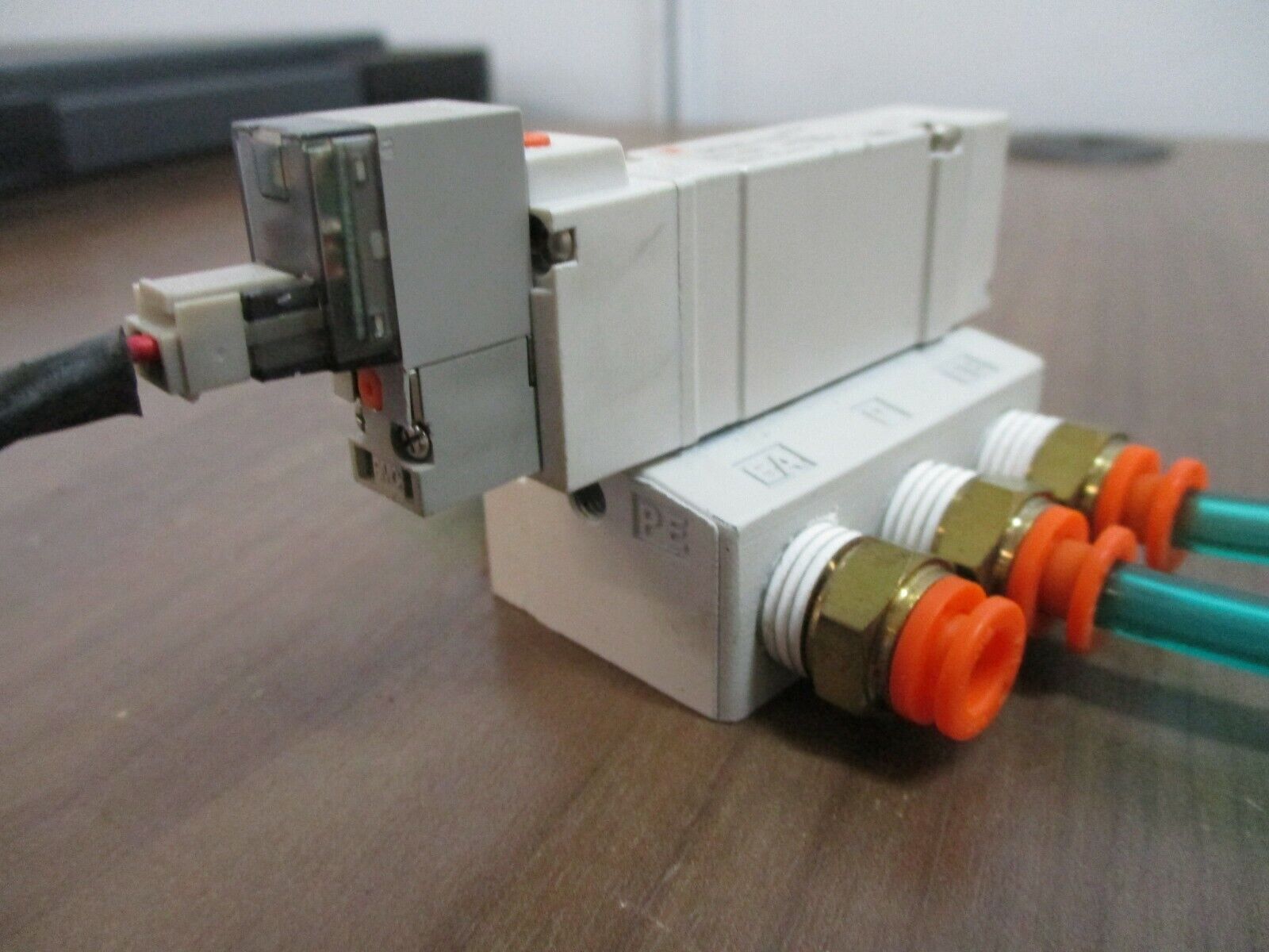 SMC Solenoid Valve SY5140-5LOV Supply: 0.15-0.7MPa Used