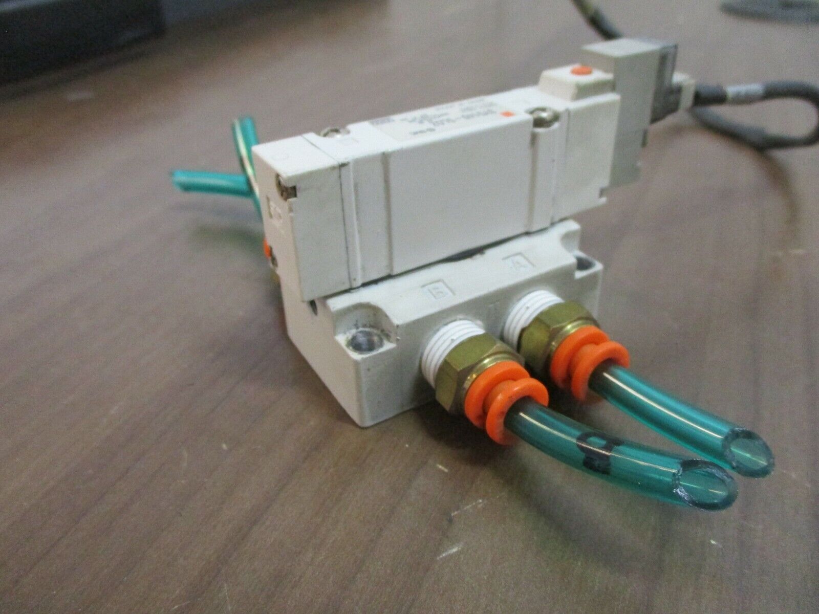 SMC Solenoid Valve SY5140-5LOV Supply: 0.15-0.7MPa Used