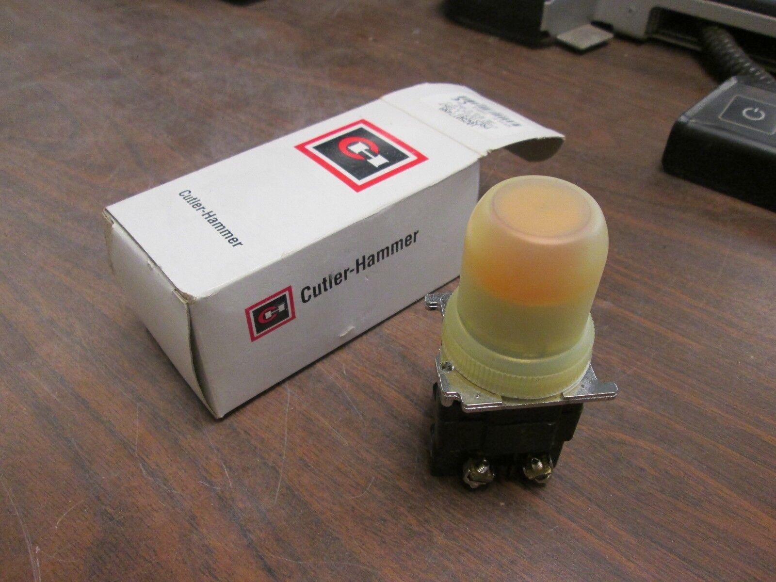 Cutler-Hammer Prestest Light 10250T74NA 120V 50-60Hz w/Amber Lens New Surplus