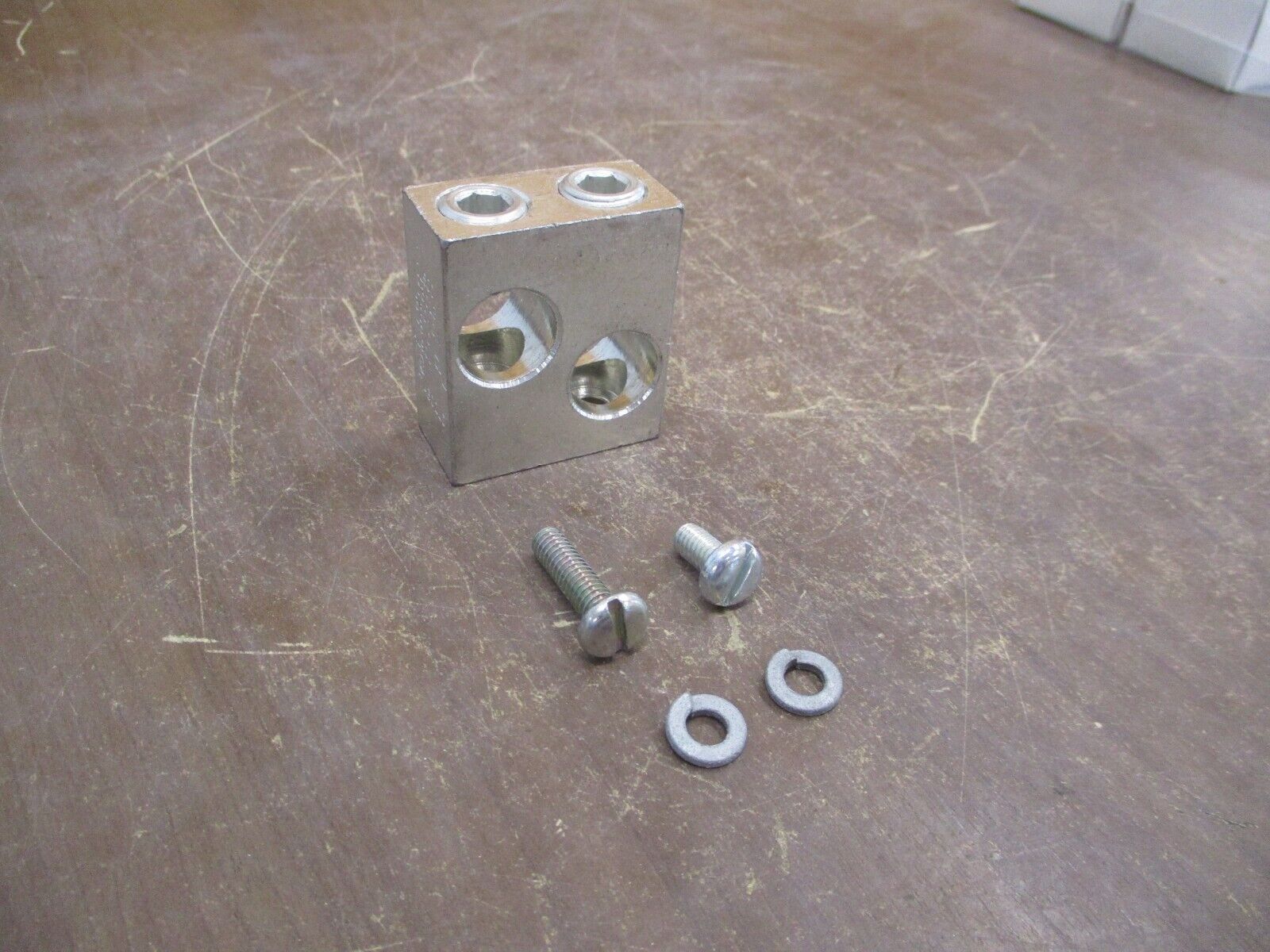 Cutler-Hammer Terminal Lug TA602LD (2) 3/0-350MCM Style #: 4223B88G02