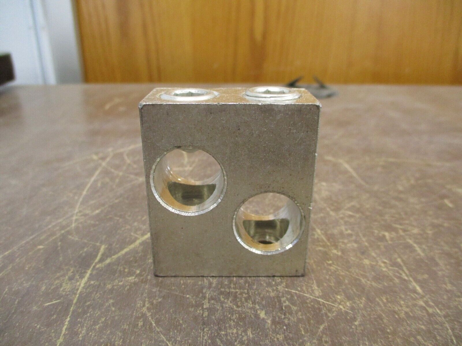 Cutler-Hammer Terminal Lug TA602LD (2) 3/0-350MCM Style #: 4223B88G02