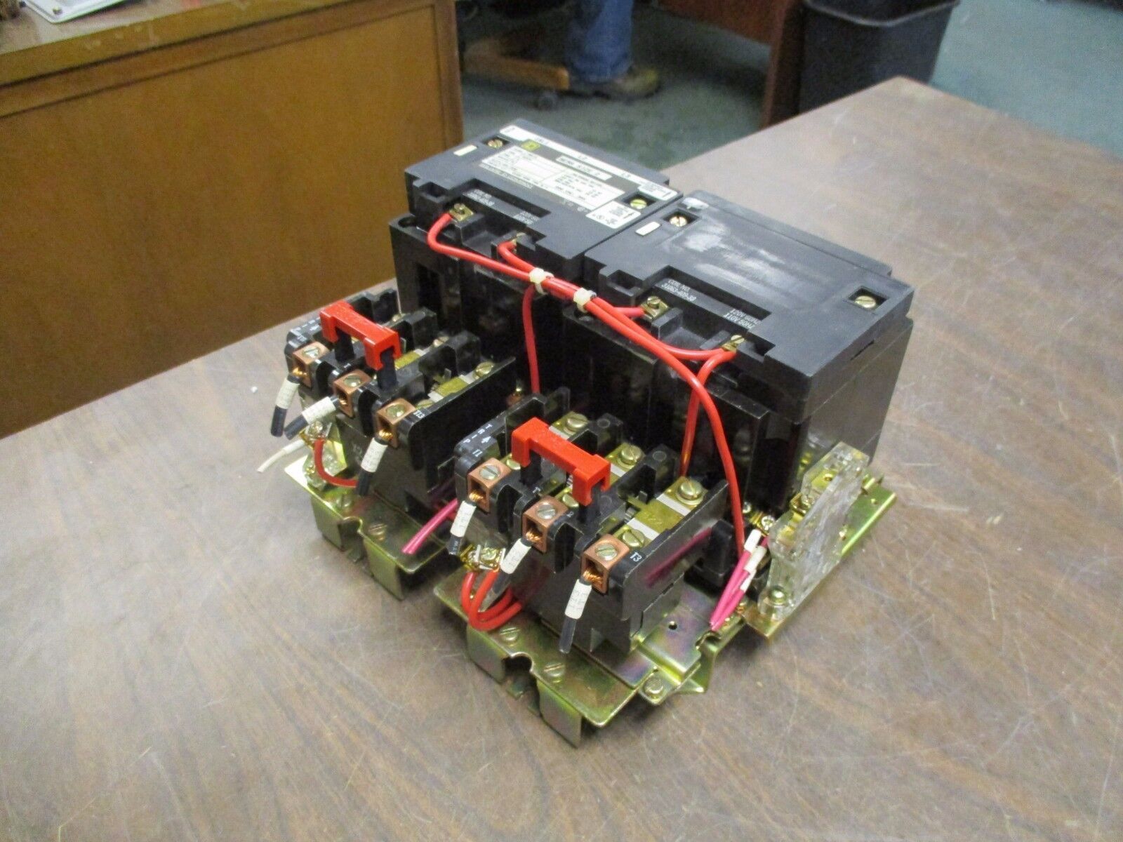 Square D Size 2 2-Speed Starter 8810 SD04 120V Coil 600V Used