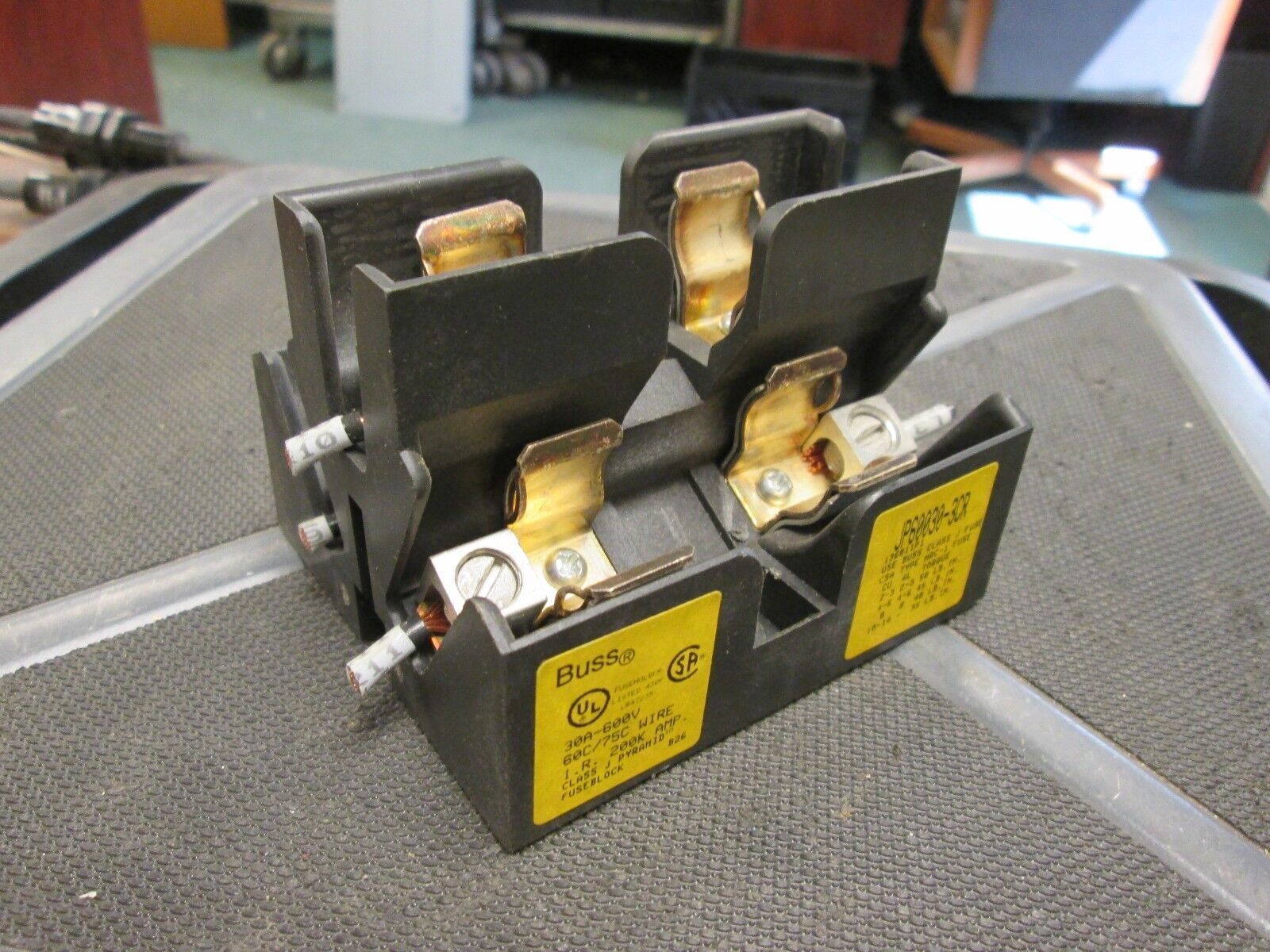 Bussmann Fuse Block JP60030-3CR 30A 600V Class J Fuse Used