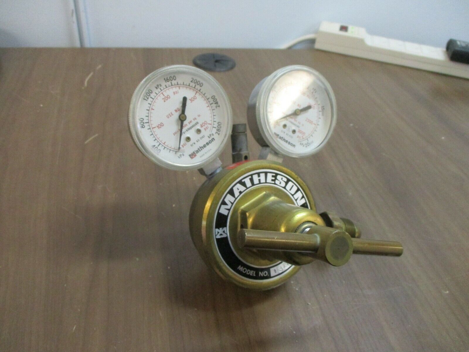 Matheson Gas Regulator 9320 3000 PSI Used