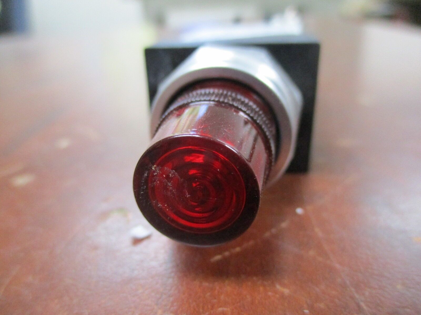 Allen-Bradley Pilot Light 800T-QSH13R 130V Red Used