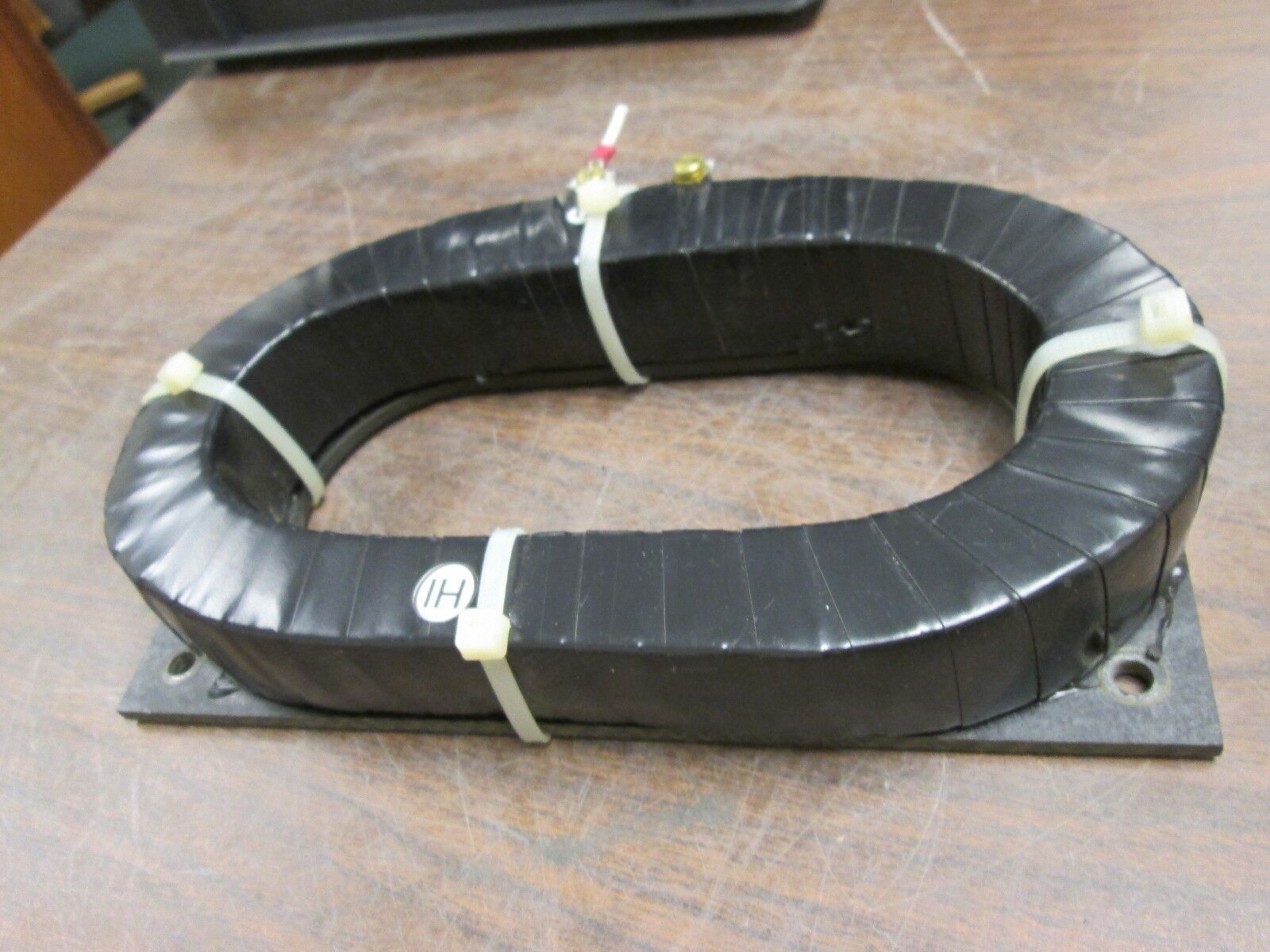 WICC Current Transformer J1-2000-00-T-89 0.6KV Ratio 2000:5 50-60Hz Used