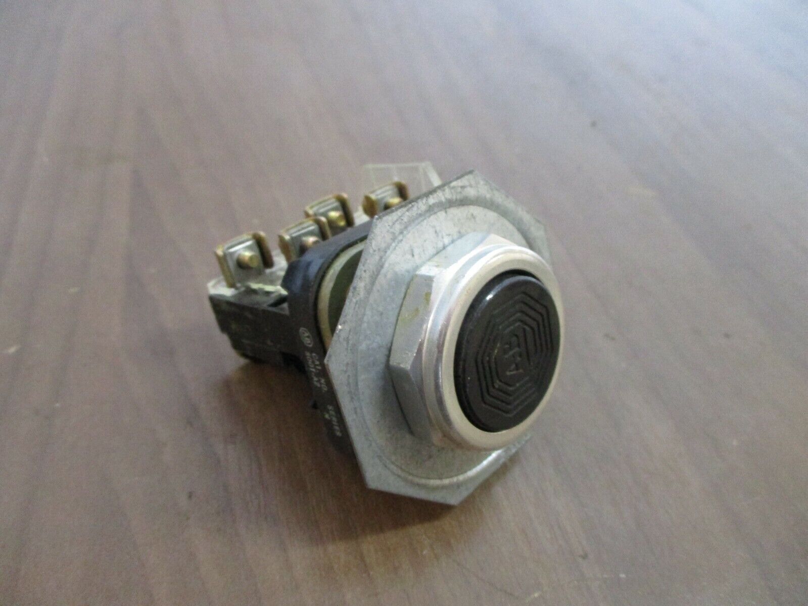 Allen-Bradley Flush Head Push Button 800T-A2 Ser. N Black Used