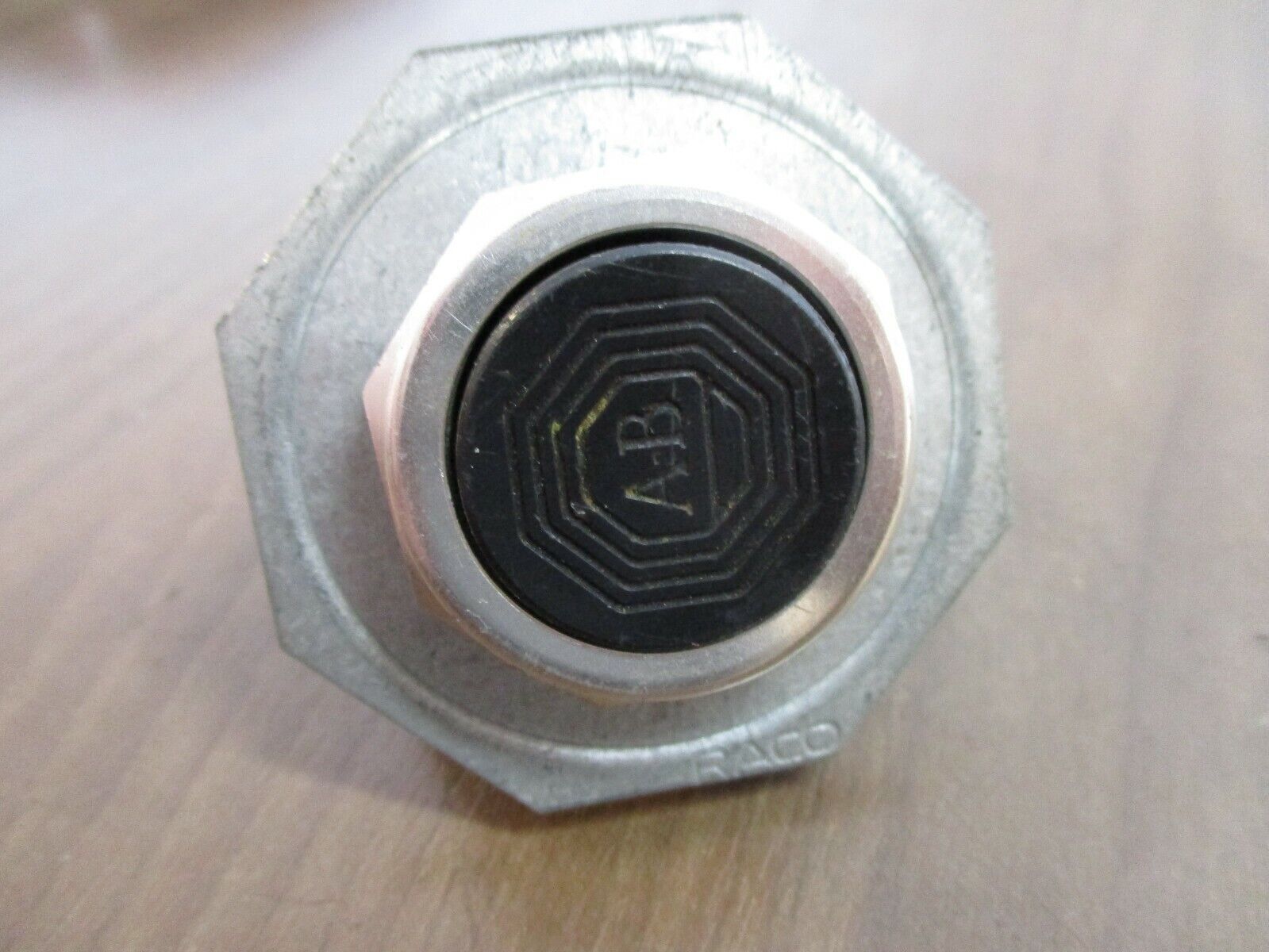 Allen-Bradley Flush Head Push Button 800T-A2 Ser. N Black Used