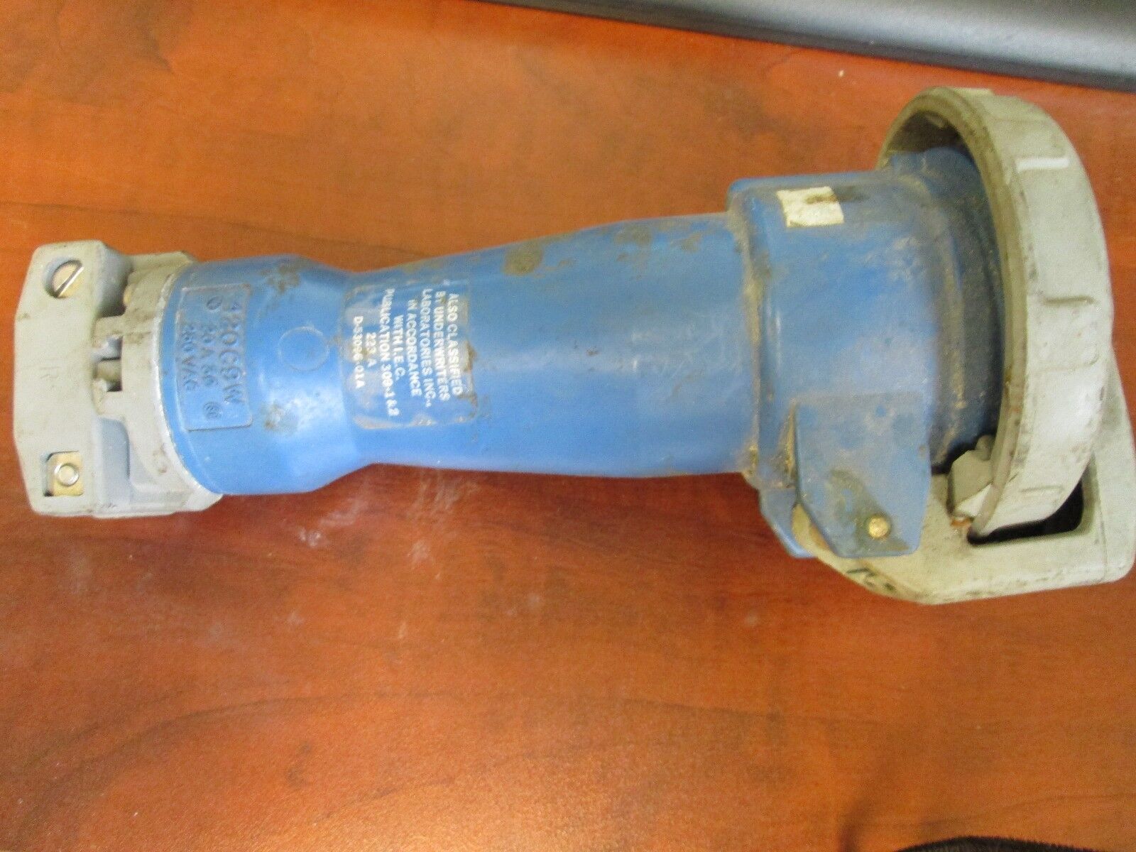 Hubbell Connector 420C9W 20A 250V 3P 4W 3PH Watertight Used