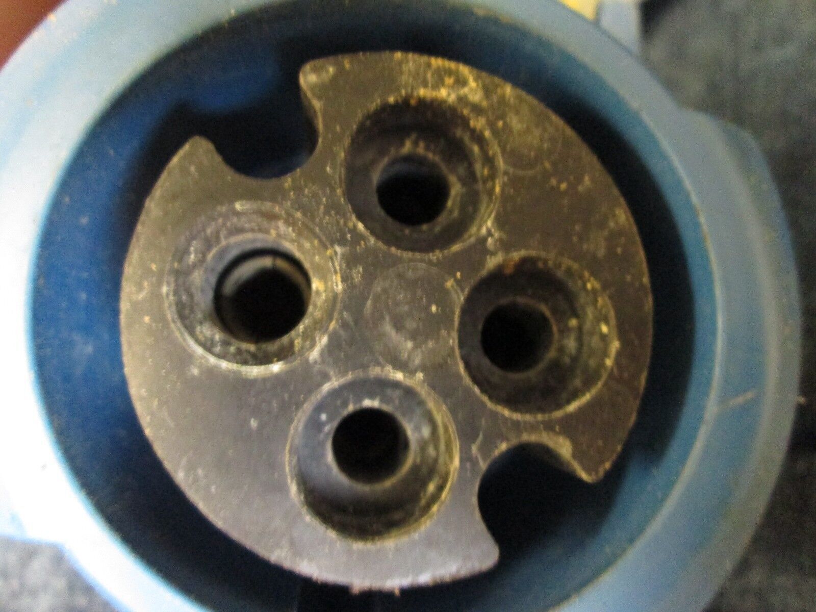 Hubbell Connector 420C9W 20A 250V 3P 4W 3PH Watertight Used