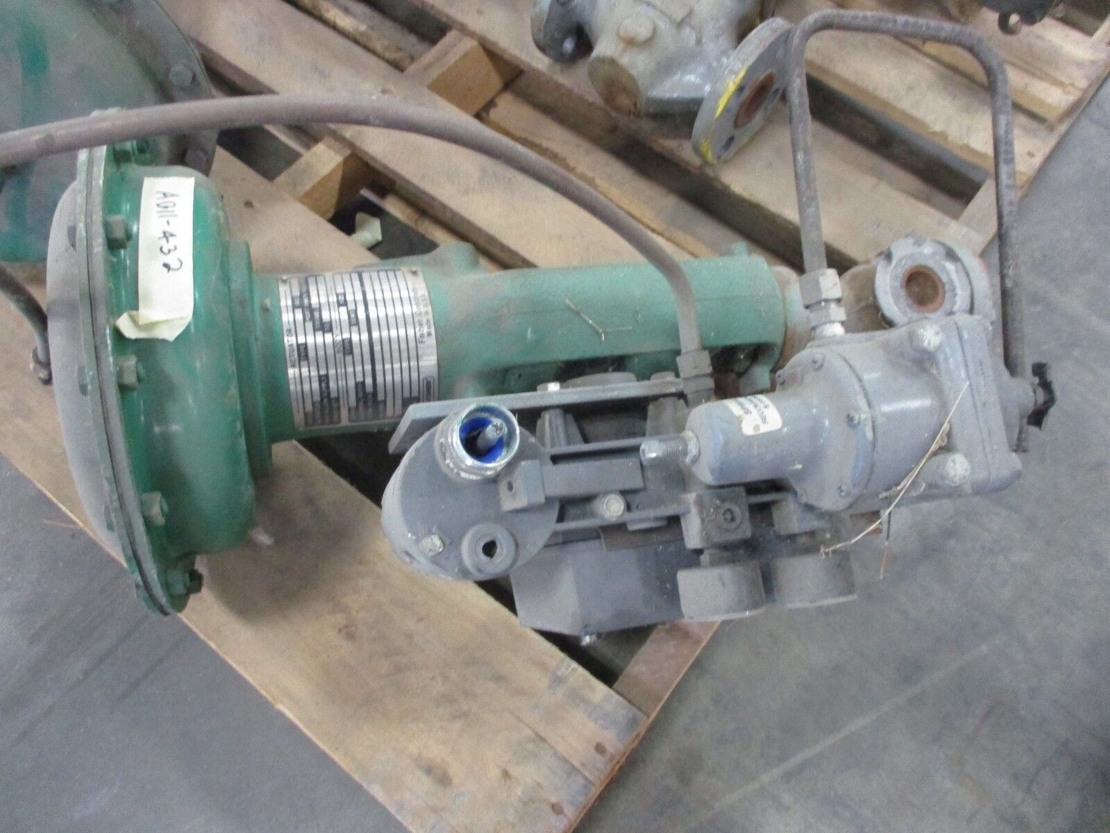 Fisher Diaphragm Control Valve w/ Positioner 657 / BFC Size 30 / 1" Used