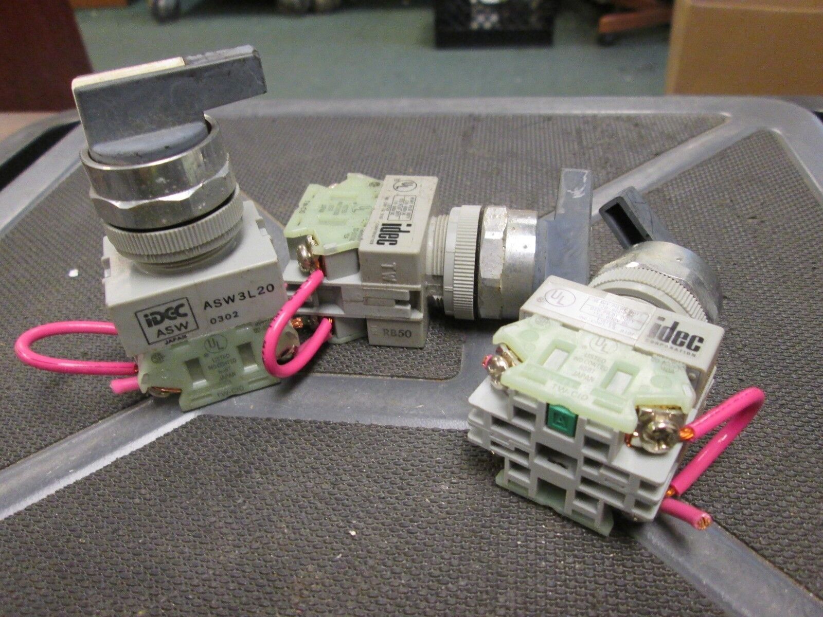IDEC Selector Switch ASW3L20 120-600VAC 3 Position **Lot of 3** Used