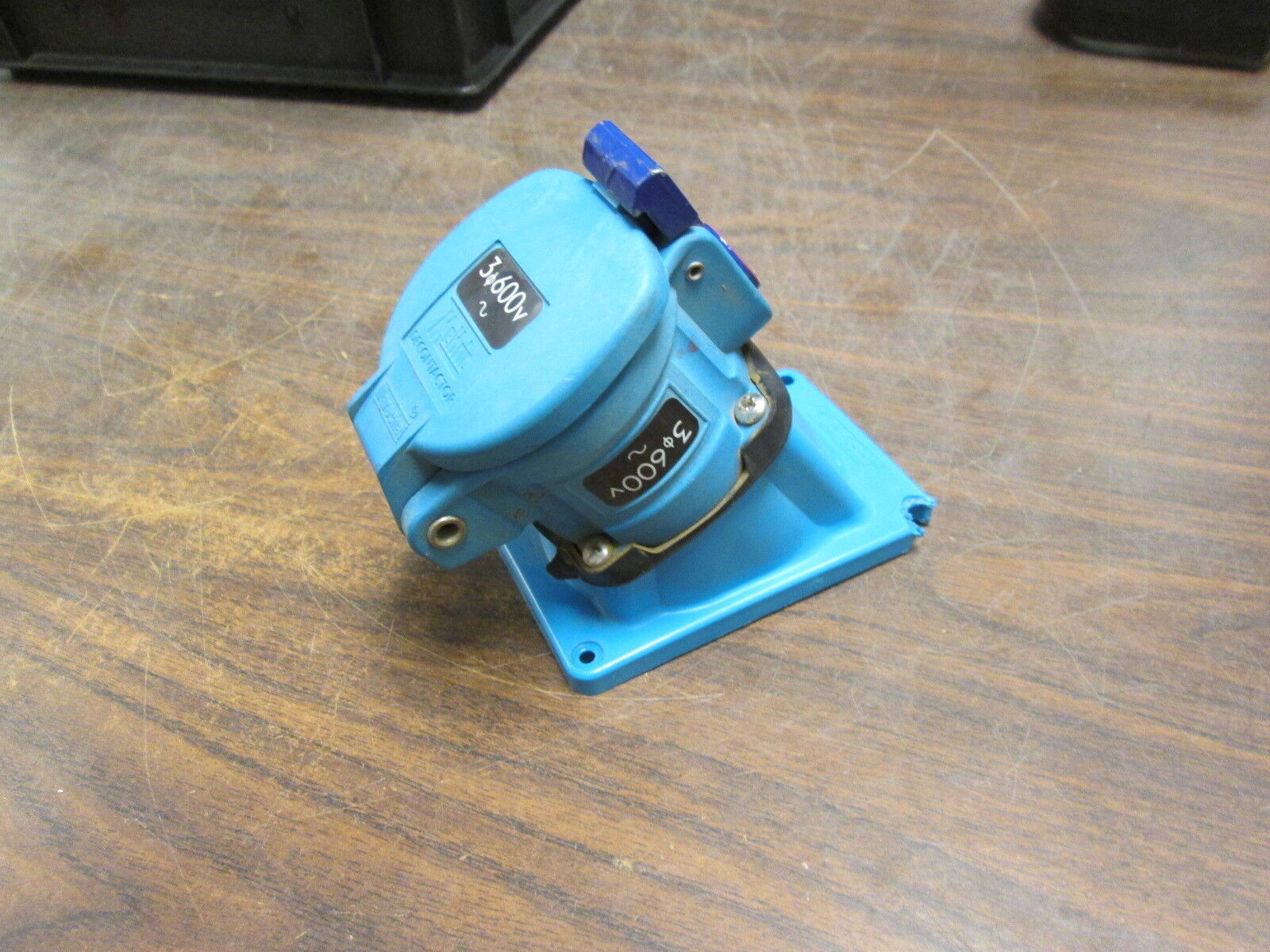 Meltric DS20 Receptacle 33-14143-824 20A 600V Type 3R *Chipped Corner* Used
