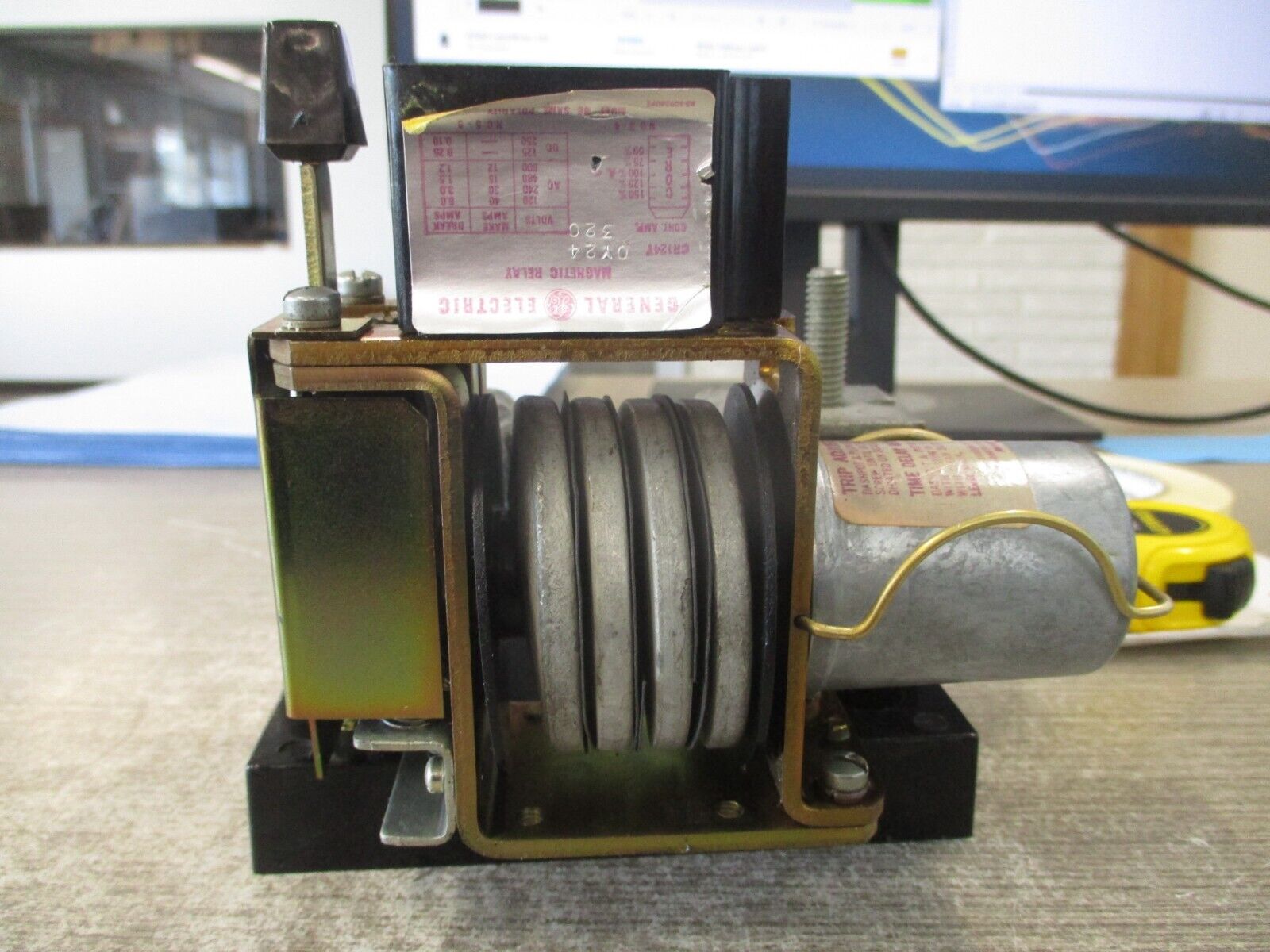 GE Magnetic Relay CR124Y 0Y24 320A 600V Used