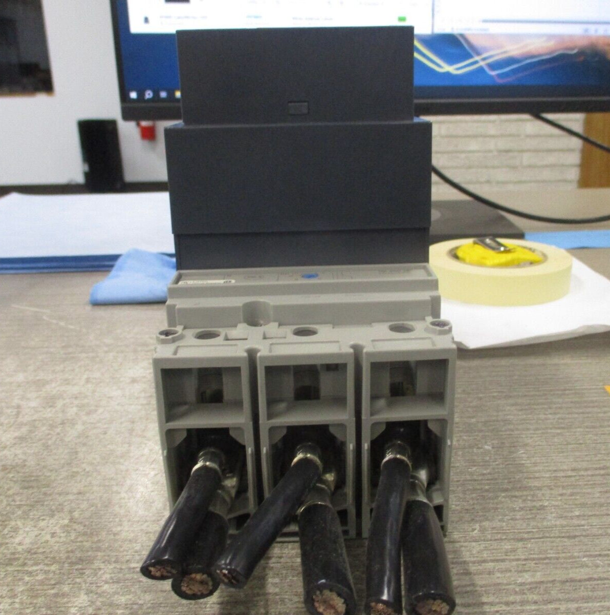 Merlin Gerin Compact Circuit Breaker NSF250 H 250A 600Y/347V 50/60Hz Used