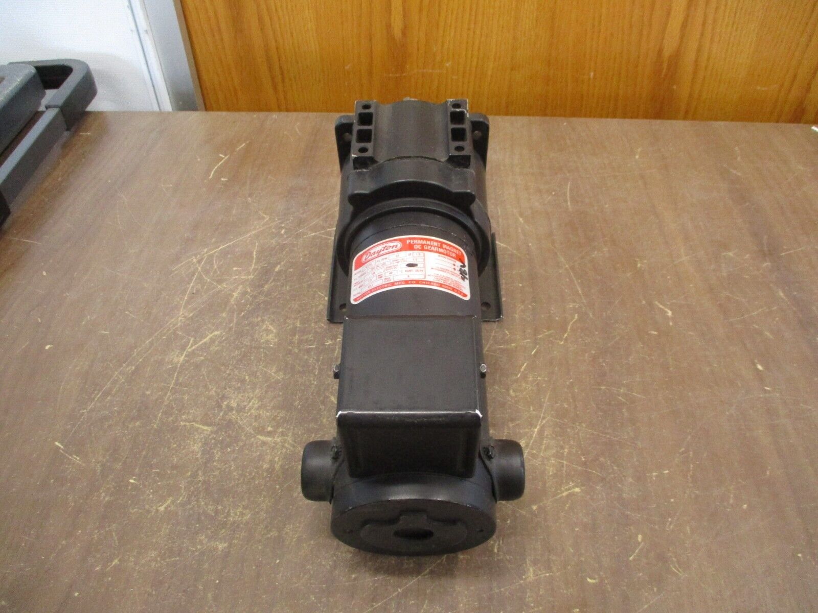 Dayton DC Gearmotor 4Z130 1/8HP 48V F/L RPM: 22 Ratio 82:1 Used