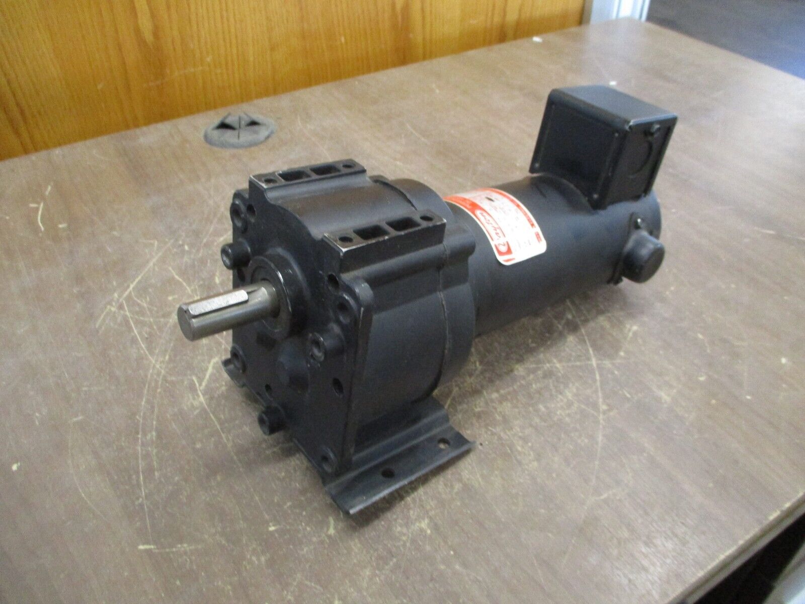 Dayton DC Gearmotor 4Z130 1/8HP 48V F/L RPM: 22 Ratio 82:1 Used