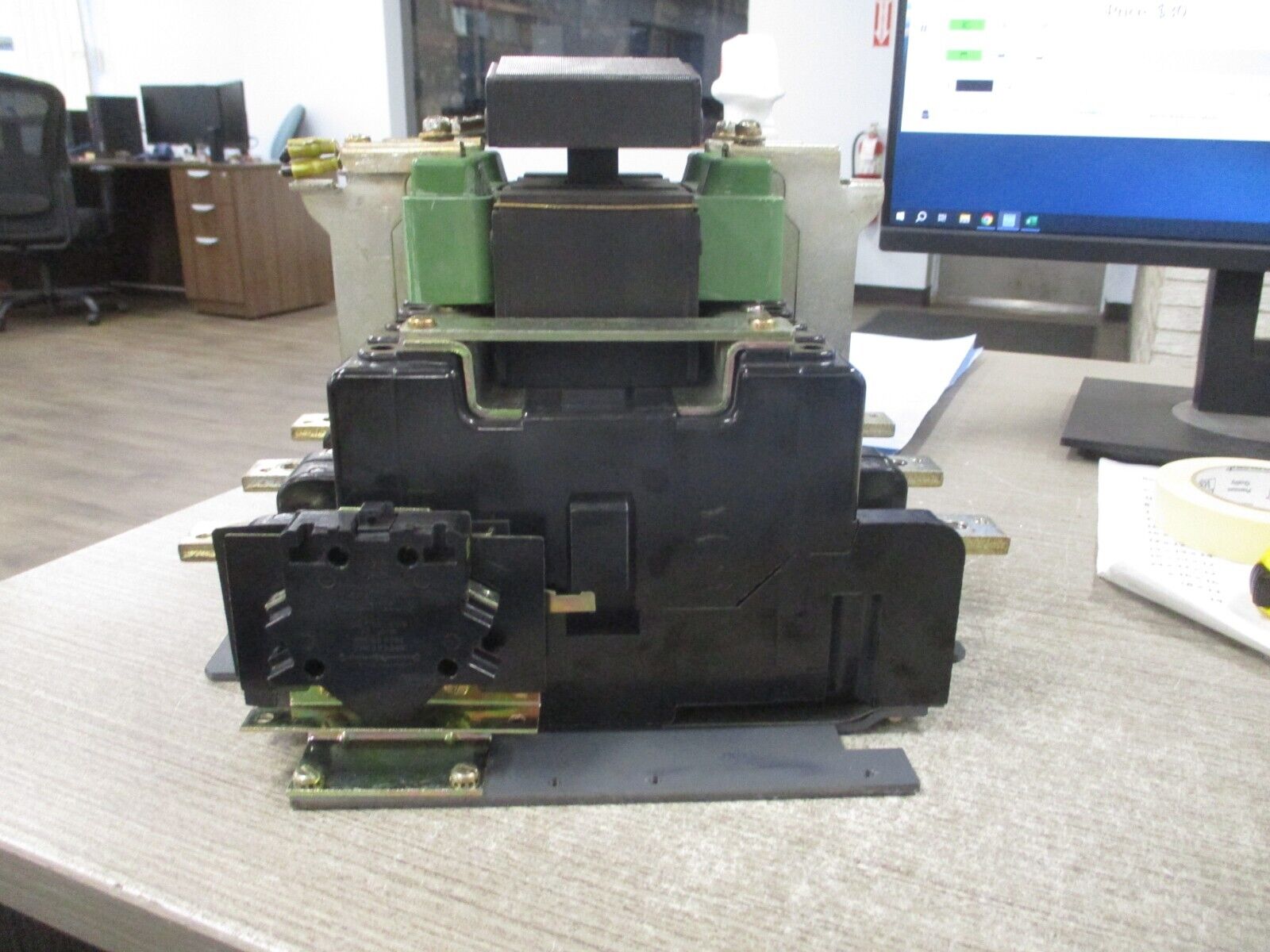 GE Contactor CR161A19600 460V Coil 3P  *Missing Terminal Screws* Used