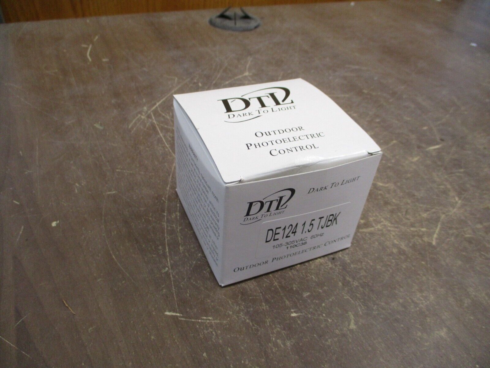 DTL Outdoor Photoelectric Control DE124 1.5 TJBK 105-305VAC 60Hz New Surplus