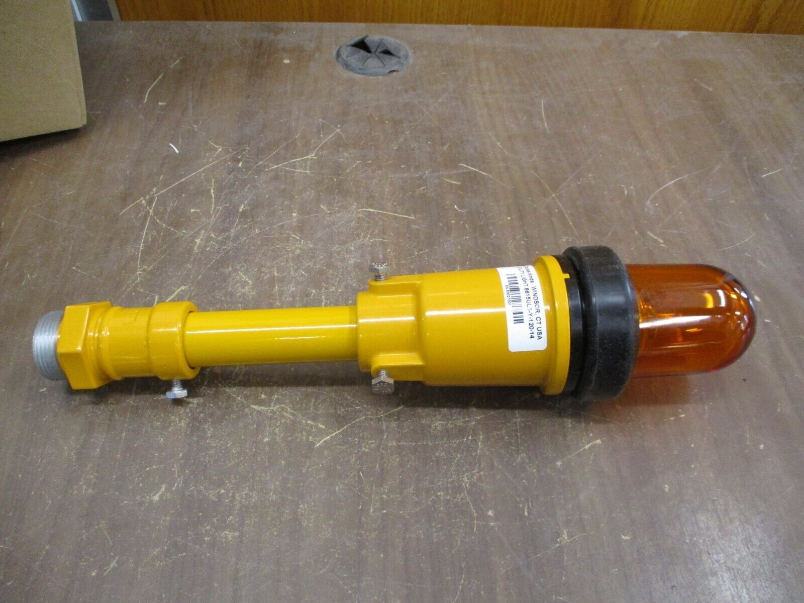 Cooper Utility Light 8615UL5-Y-120-14 New Surplus