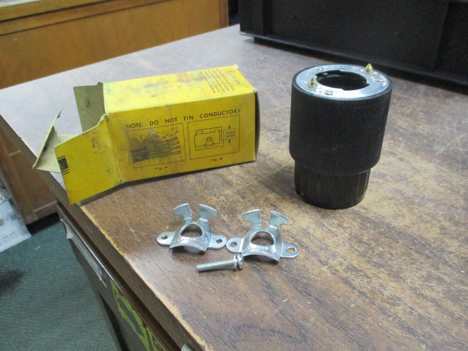 Hubbell Twist Lock Connector HBL3433 New Surplus