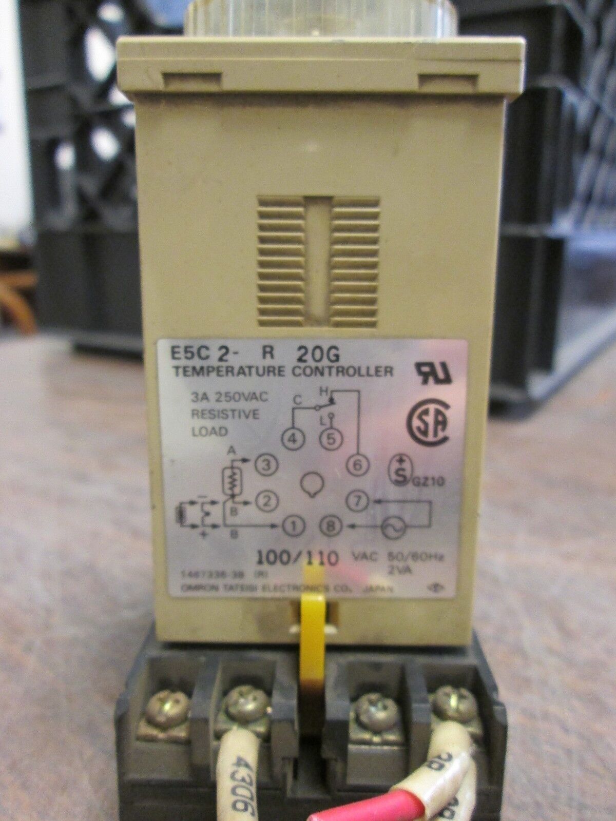 Omron Temperature Controller E5C2-R 20G 100/110V 50/60Hz 2VA Used