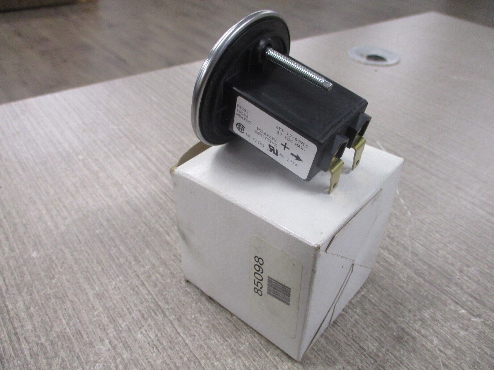 Honeywelll Hour Meter 85098 12-60VDC New Surplus