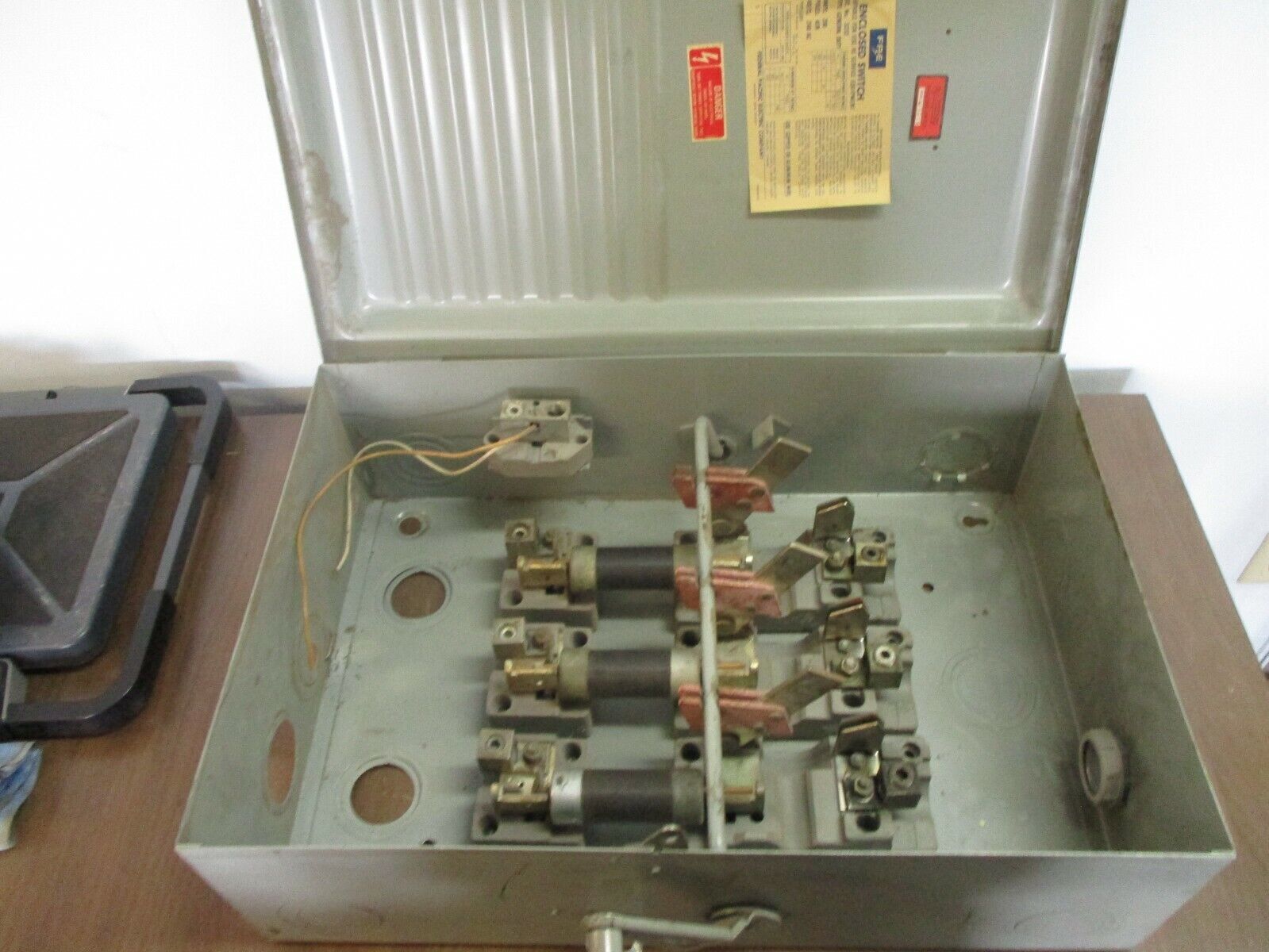 FPE Fusible Safety Switch/Disconnect 3232 200A 240V Poles: 4SN Used